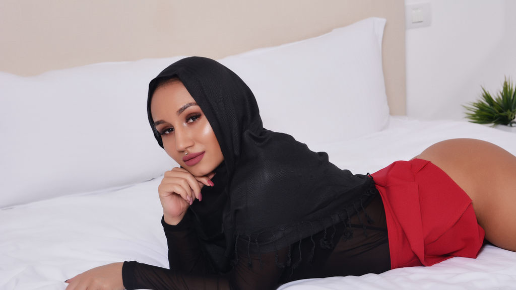 Gorgeous muslim princess sucks small two inch